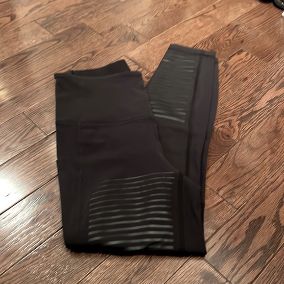 NEW Lululemon MOTO high waist black leggings size 6 - Picture 2 of 5